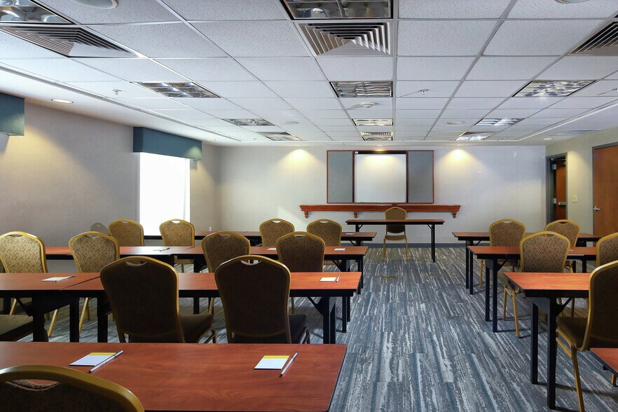 More Photos Of 251 S Wilmot Rd, Tucson Hotel For Sale