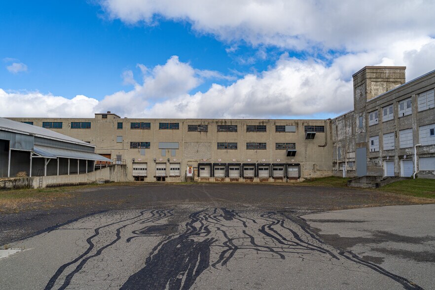 More Photos Of 1575 Lake St, Elmira Manufacturing For Lease