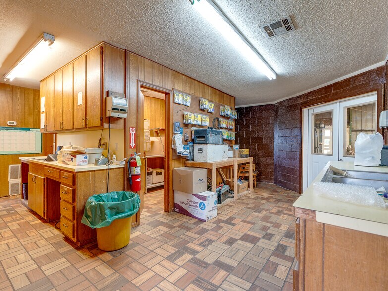 More Photos Of 1853 S Broadway St, Coalgate Flex For Sale