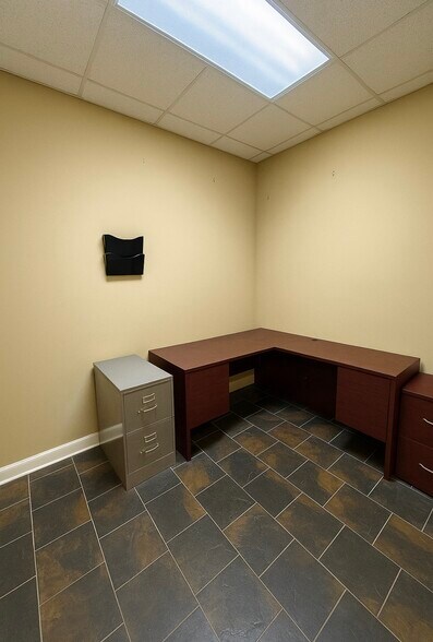 More Photos Of 1576 Old Fannin Rd, Brandon Warehouse For Lease