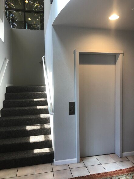 More Photos Of 499 W Plumb Ln, Reno Office For Sale