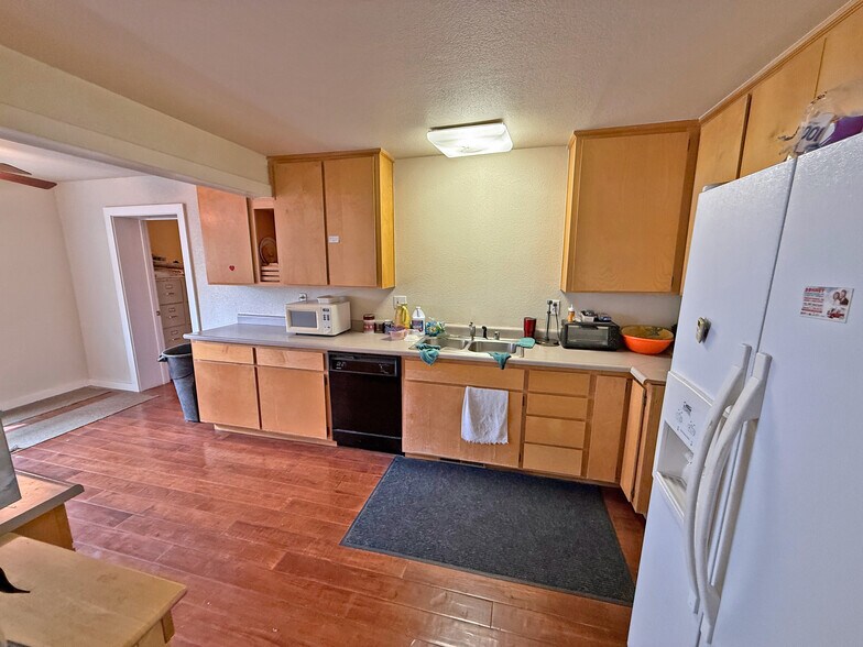 More Photos Of 590 E St, Lincoln Office For Sale
