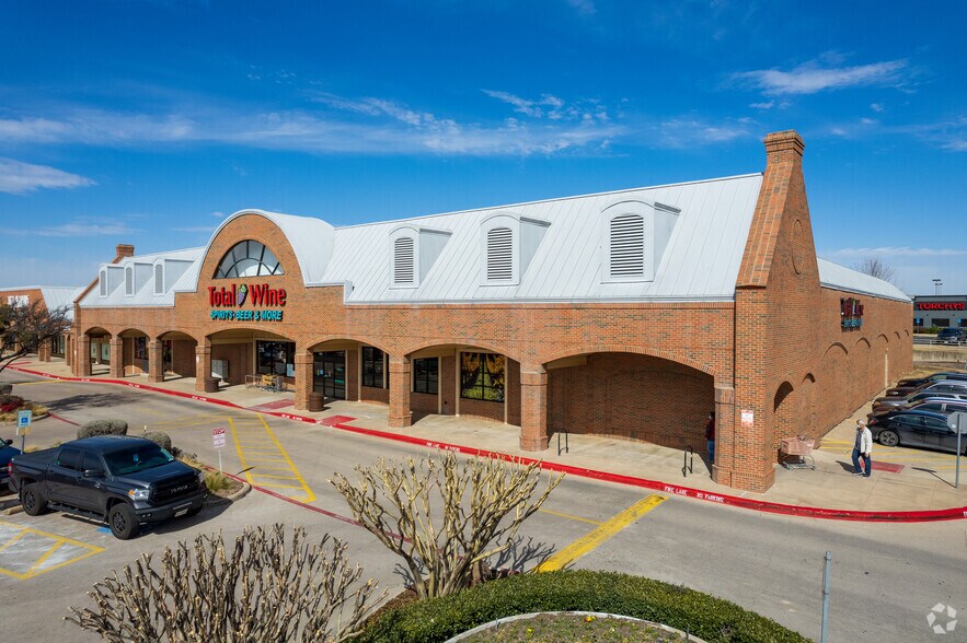 More Photos Of 5200-5288 S Hulen St, Fort Worth General Retail For Lease