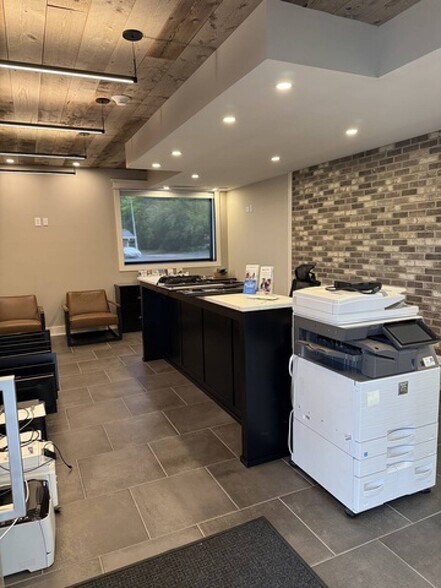 More Photos Of 804 N Front St, McHenry Office For Lease