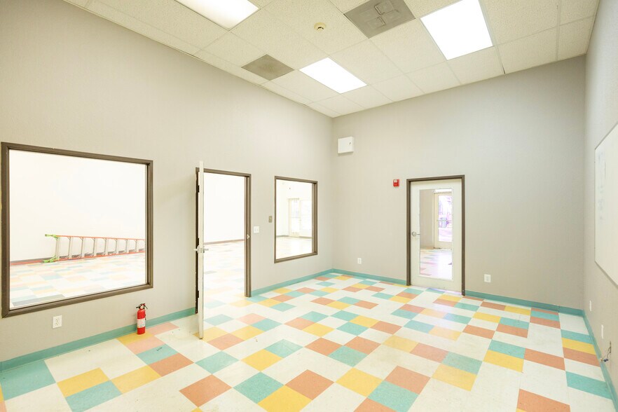 More Photos Of 1112 D St, Sacramento Showroom For Lease