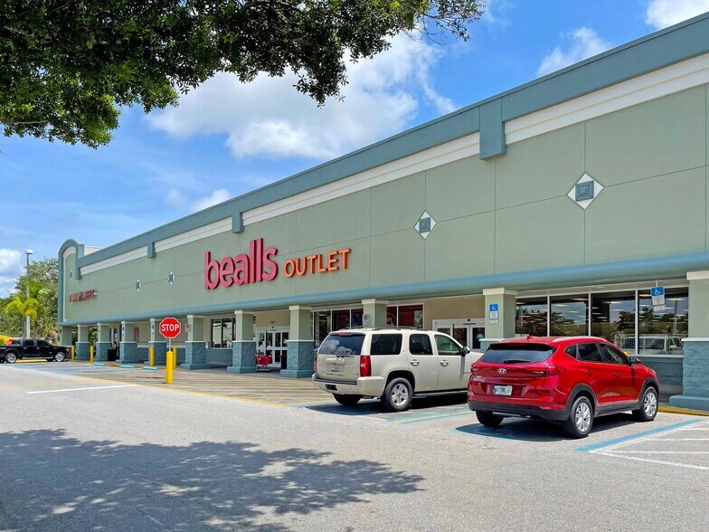 More Photos Of 3901-4017 Manatee Ave W, Bradenton General Retail For Lease