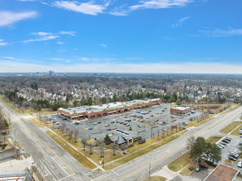 More Photos Of 27616-27690 Middlebelt Rd, Farmington Hills Freestanding For Lease