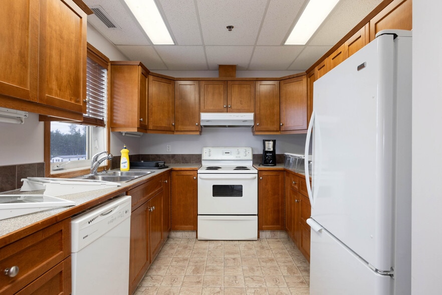 More Photos Of 105 Oak Crt, Anzac Warehouse For Sale