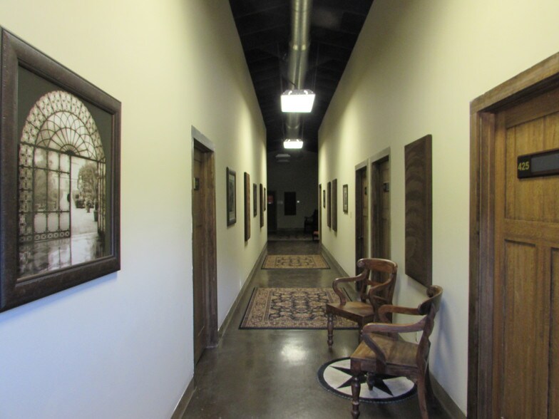 More Photos Of 621 N Main St, Grapevine Office For Sale