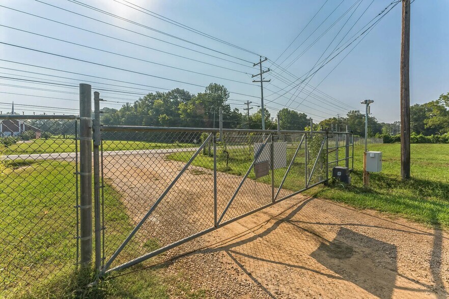 More Photos Of 675 N Jefferson St, Houston Self Storage For Sale