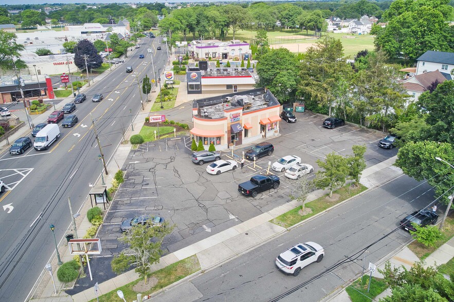 More Photos Of 190-196 Merrick Rd, Merrick Storefront For Lease
