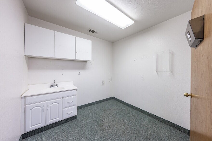 More Photos Of 927 O St, Firebaugh Healthcare For Sale