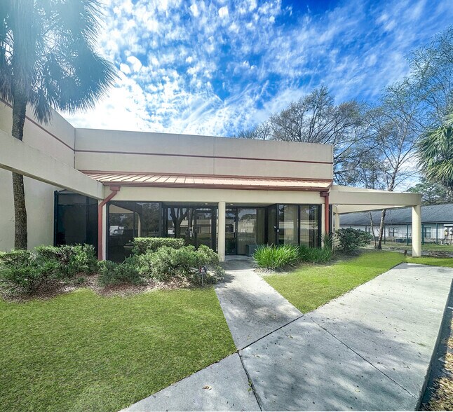 More Photos Of 10592 Balmoral Cir E, Jacksonville Showroom For Sale