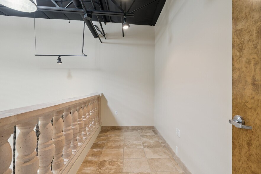 More Photos Of 9096 E Bahia Dr, Scottsdale Showroom For Lease