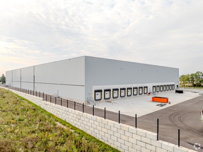 More Photos Of 190 Glover Rd, Hamilton Distribution For Lease