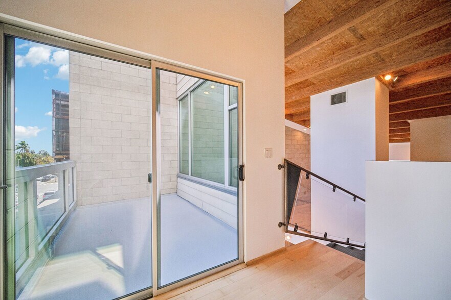 More Photos Of 717 N Highland Ave, Los Angeles Flex For Sale