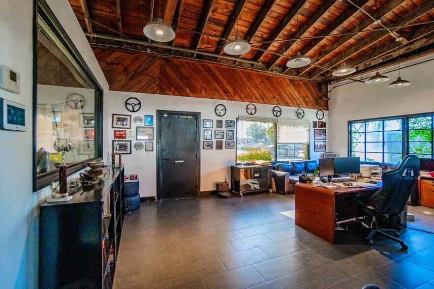 More Photos Of 110-118 E 16th St, Costa Mesa Industrial For Sale