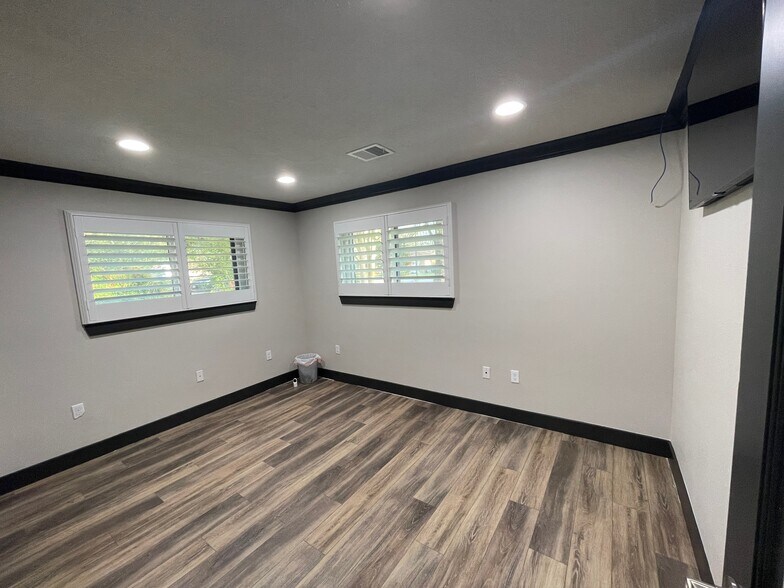 More Photos Of 408 Wilson Rd, Conroe Loft Creative Space For Sale