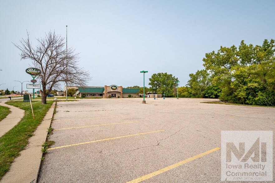 3280 University Ave, Waterloo, IA 50701 Retail For Lease