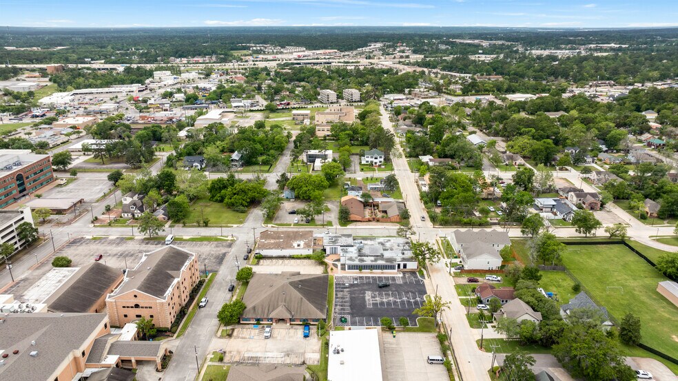 More Photos Of 702 N Thompson St, Conroe Office For Lease