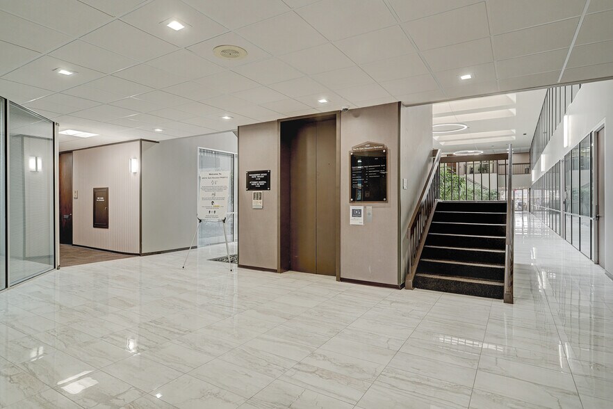 More Photos Of 450 N Sam Houston Pky E, Houston Medical For Lease
