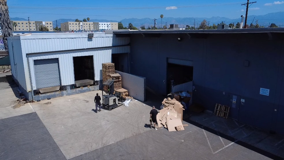 More Photos Of 7535 Woodman Pl, Van Nuys Warehouse For Lease