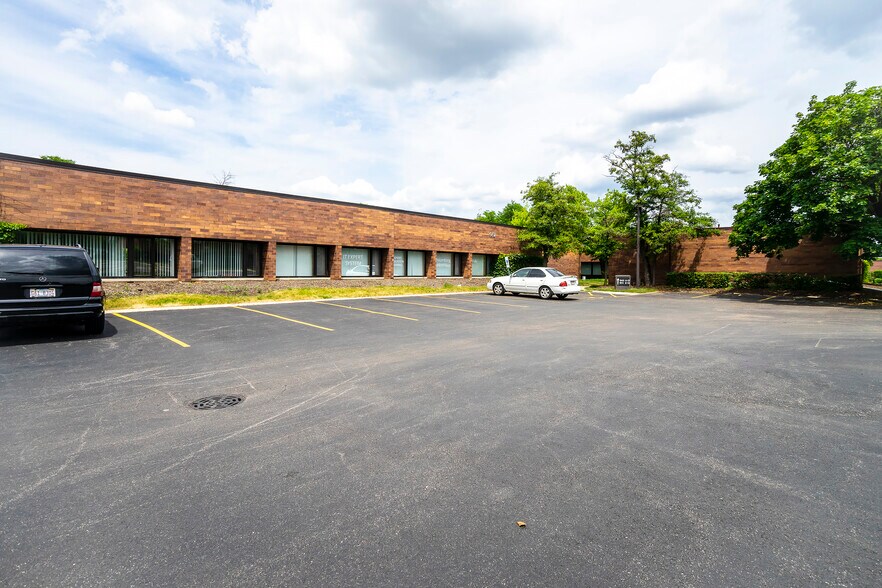 More Photos Of 951 N Plum Grove Rd, Schaumburg Office For Lease