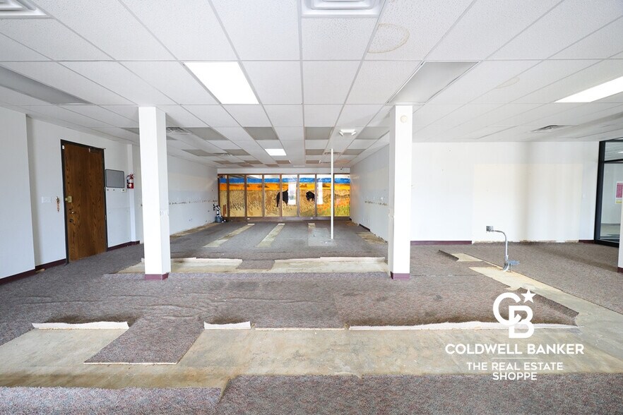 More Photos Of 911 N Main St, Garden City Office For Sale