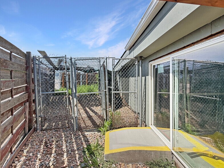 More Photos Of 1331 W Main St, Sterling Veterinarian Kennel For Sale