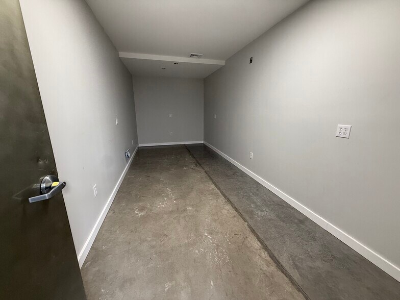 More Photos Of 1539 Covert St, Ridgewood Warehouse For Lease