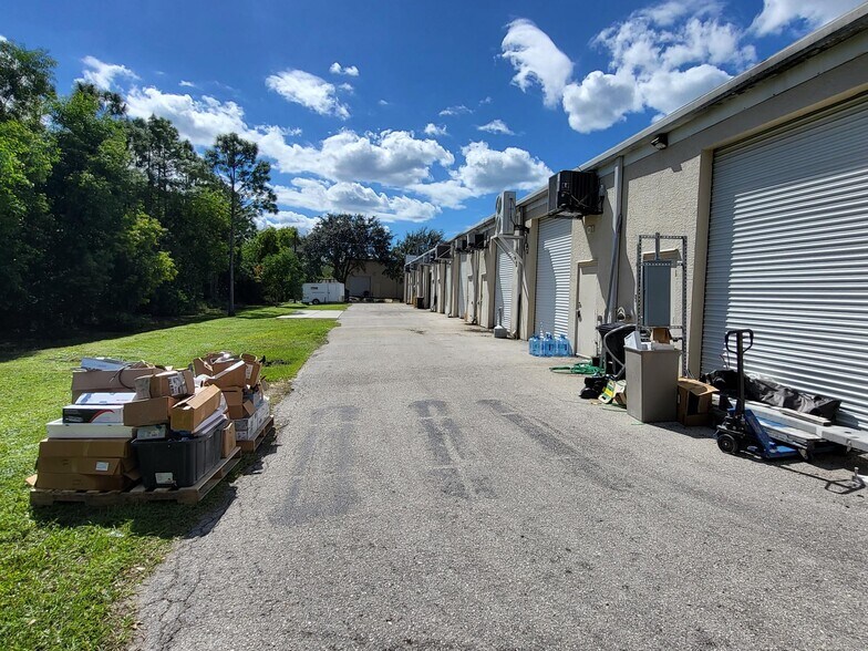 More Photos Of 1076 Business Ln, Naples Showroom For Sale