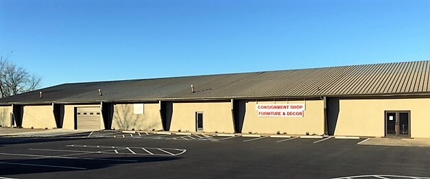 More Photos Of 6970 N Broadway St, Kansas City Showroom For Lease