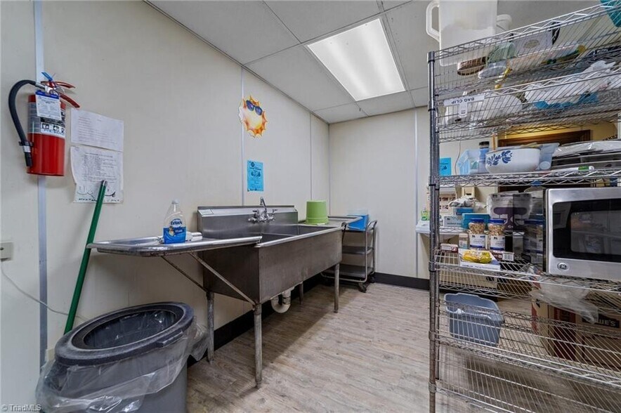 More Photos Of 1501 Upland Dr, Greensboro Office For Sale
