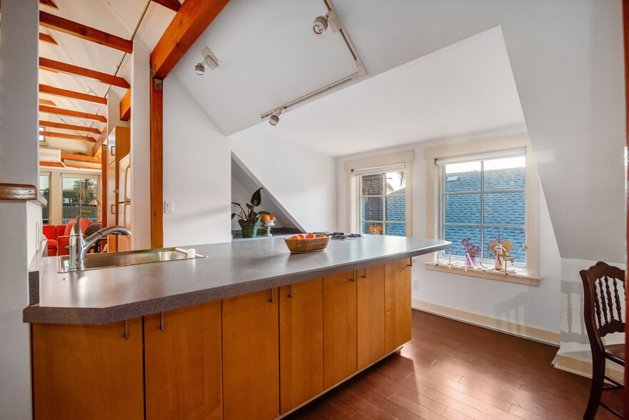 More Photos Of 1117 Abbot Kinney Blvd, Venice Loft Creative Space For Lease