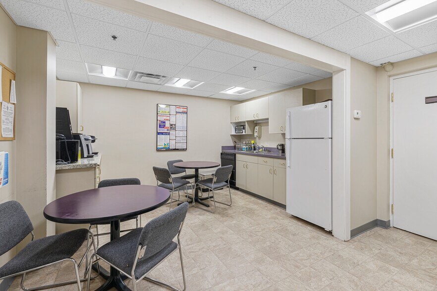 More Photos Of 319 Auburn St, Newton Medical For Lease