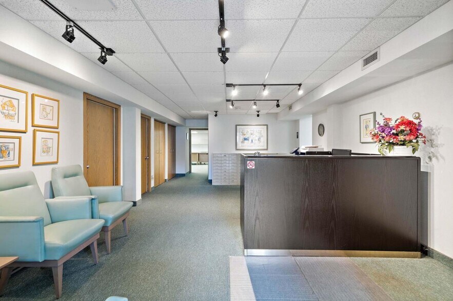 More Photos Of 600Z-600AZ St Franchère, Laval Freestanding For Sale