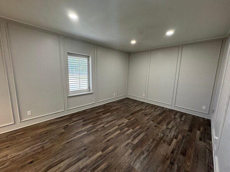 More Photos Of 300 N Washington St, Kaufman Office For Lease