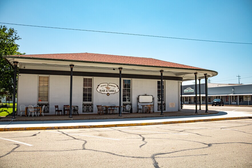More Photos Of 302 S Magnolia St, Hearne Restaurant For Sale