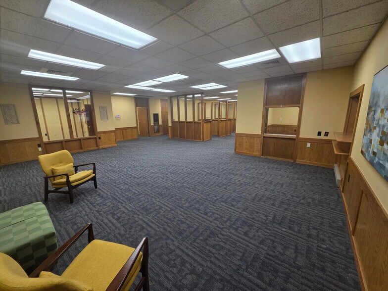 More Photos Of 401 N 2nd St, Rogers Office For Lease