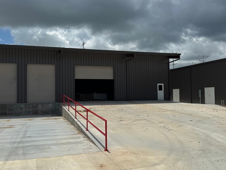 More Photos Of 450 Hwy 290 E, Elgin Light Distribution For Lease