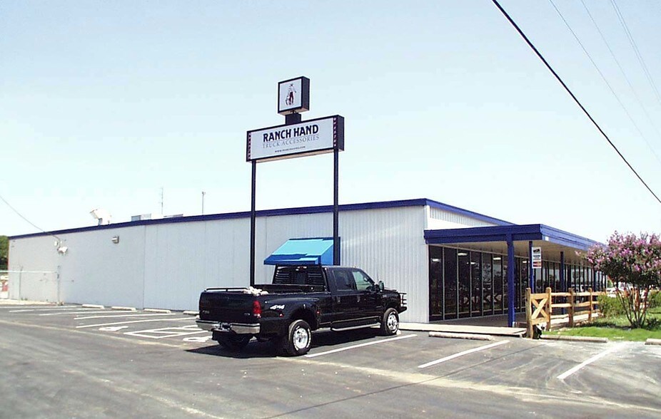 More Photos Of 1039 N Loop 12 Blvd, Irving Light Manufacturing For Sale