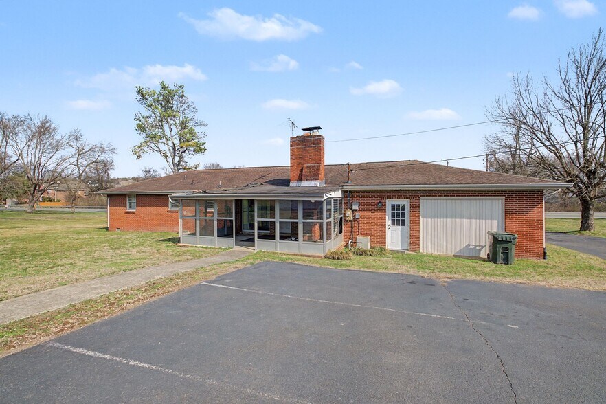 More Photos Of 611 New Shackle Island Rd, Hendersonville Flex For Sale