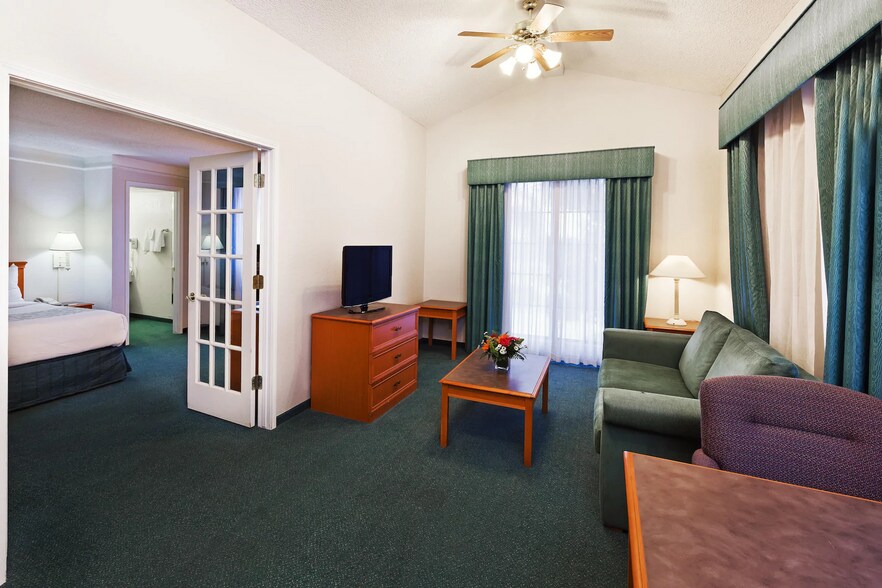 More Photos Of 2525 E Main St, Eagle Pass Hotel For Sale