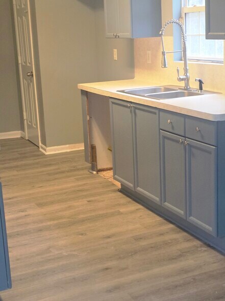 More Photos Of 6846 S Lakewood Ter, Douglasville Specialty For Sale