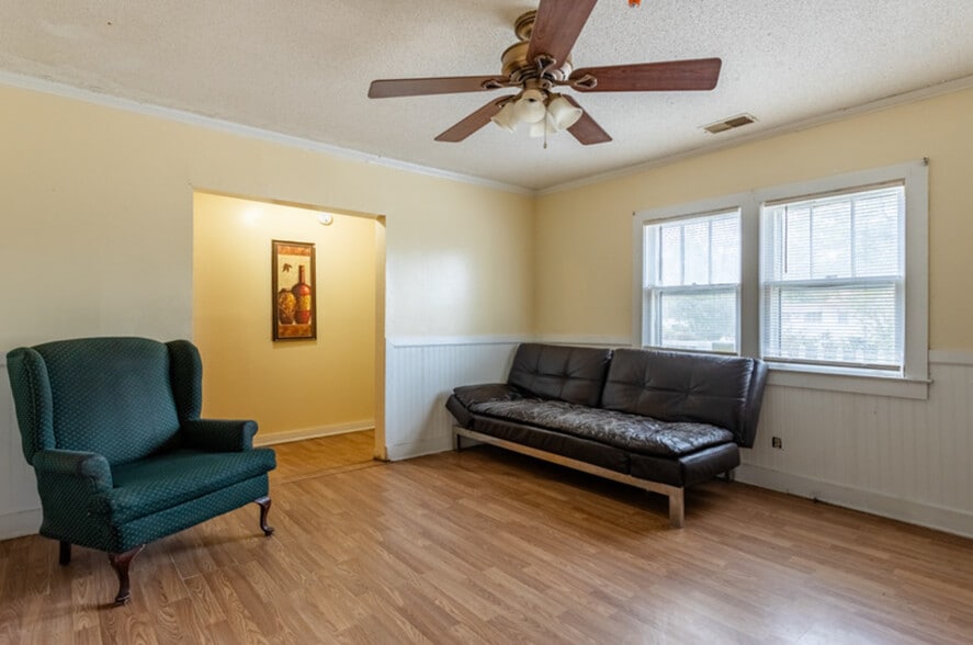 More Photos Of 1456 Dixon Rd, Elgin Assisted Living For Sale