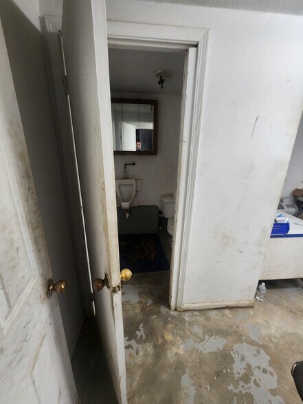 More Photos Of 217 Steedly Dr, Louisville Light Distribution For Sale