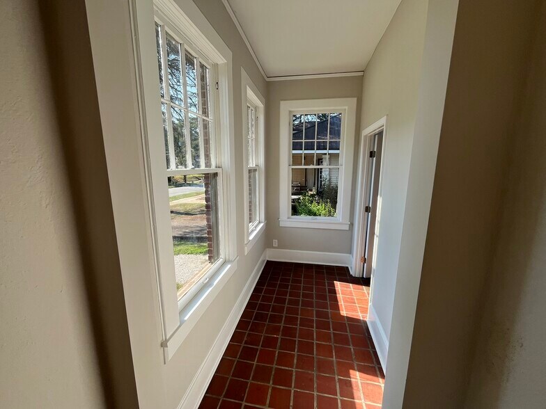 More Photos Of 406 S Lewis St, Lagrange Office For Lease