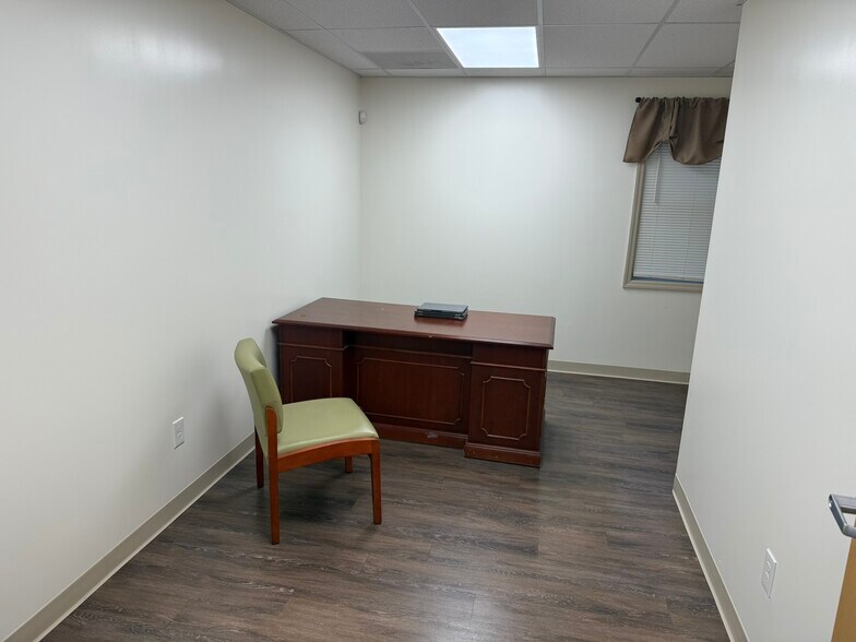 More Photos Of 2 Emma Ln, Clifton Park Medical For Lease
