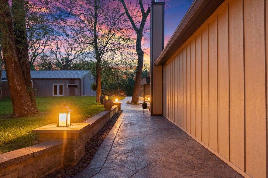 More Photos Of 11155 Hubbard Rd, Kansas City Flex For Sale