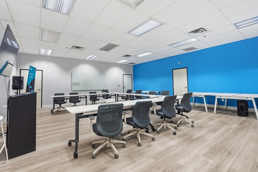 More Photos Of 3401 E Harbour Dr, Phoenix Light Manufacturing For Lease